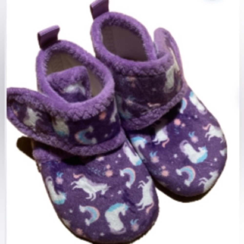 NWOT Children’s Unicorn & Rainbow Purple Velcro Slippers 6 inches in length